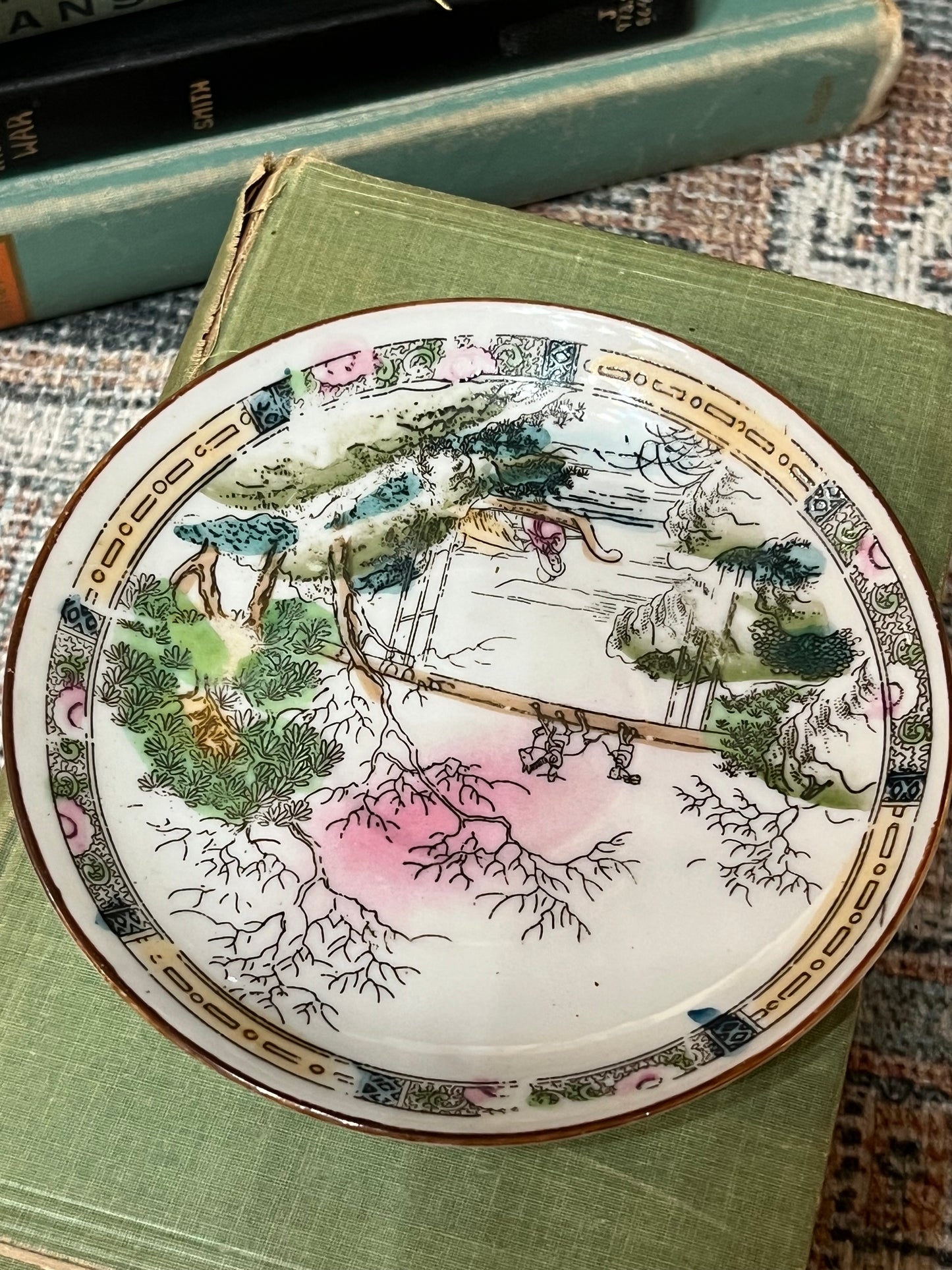 Antique Chinois Saucer  842