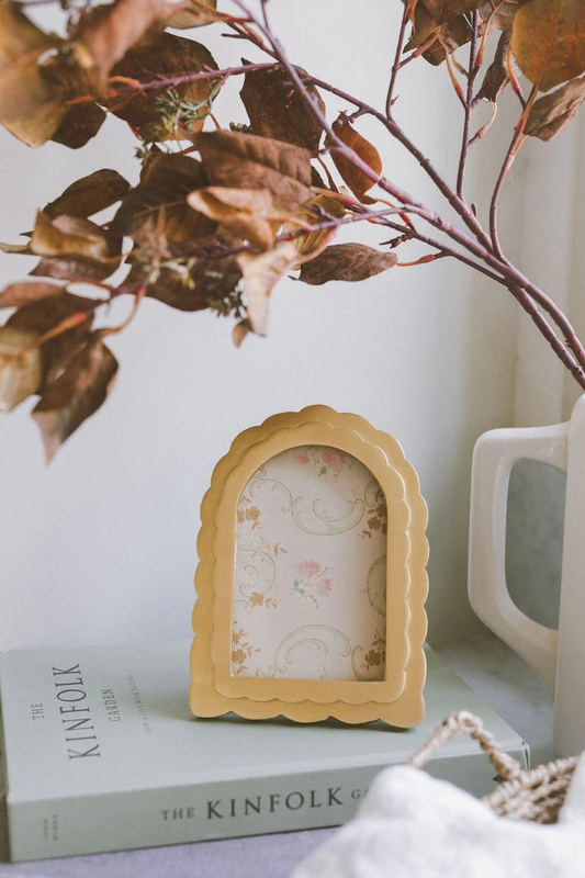 Scallop Gold Arch Frame 4x6