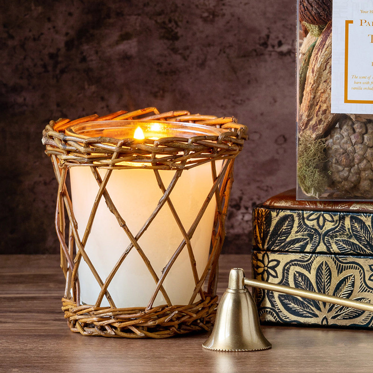 Tobacco Leaf Willow Candle